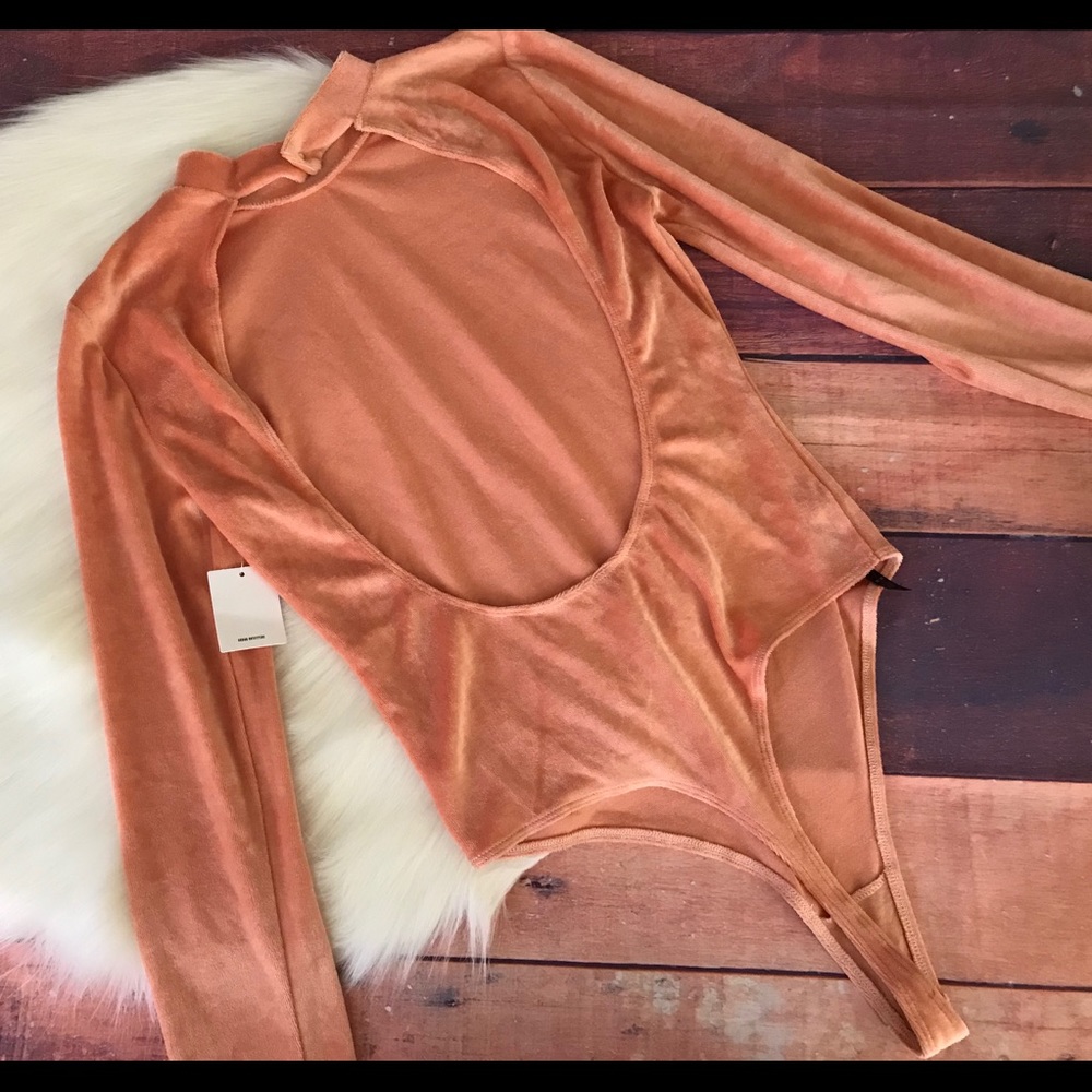 🛍Out from Under Velour Bodysuit Peach Medium - Picture 6 of 7